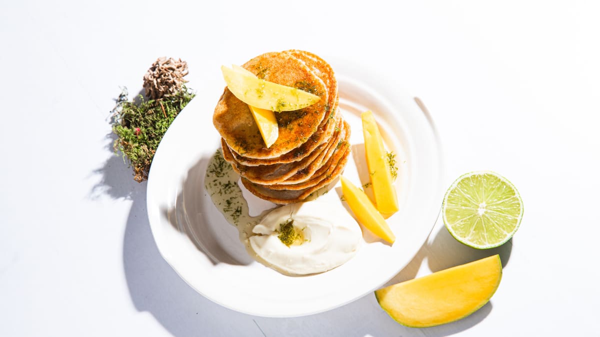 Kokosriekstu pankūkas ar mango un laimu