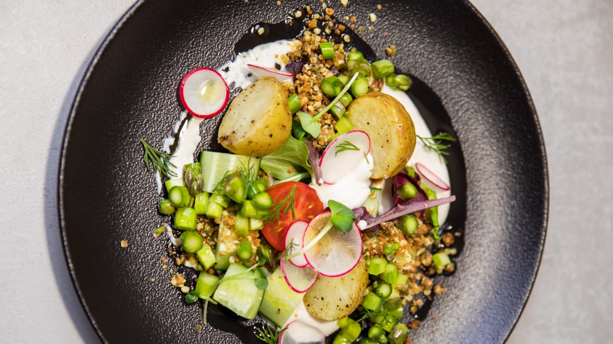 Vegānie tomātu un gurķu salāti ar indijas riekstu krējumu