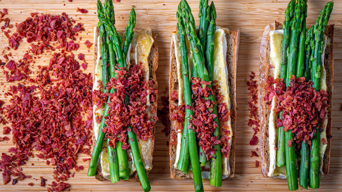 Sparģeļi ar Brie siermaizi