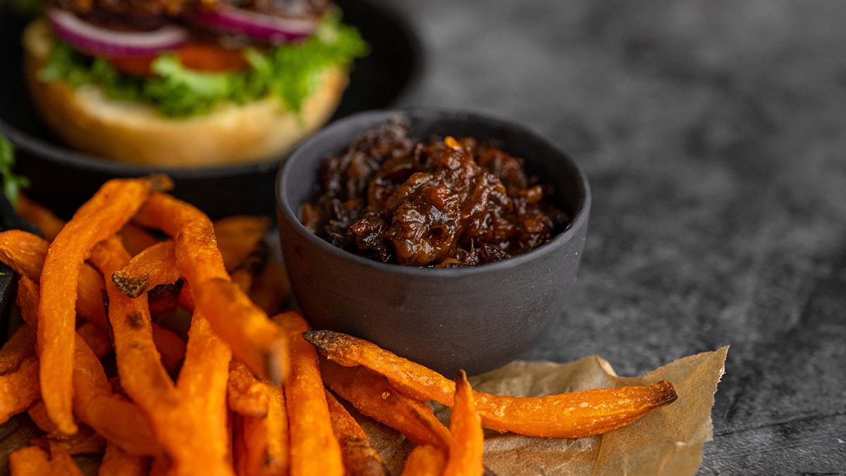 Rabarberu un saulē kaltēto tomātu čatnijs