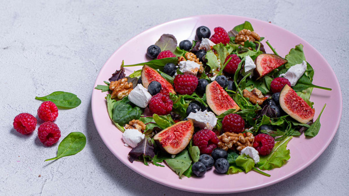 Salāti ar ogām un valriekstiem