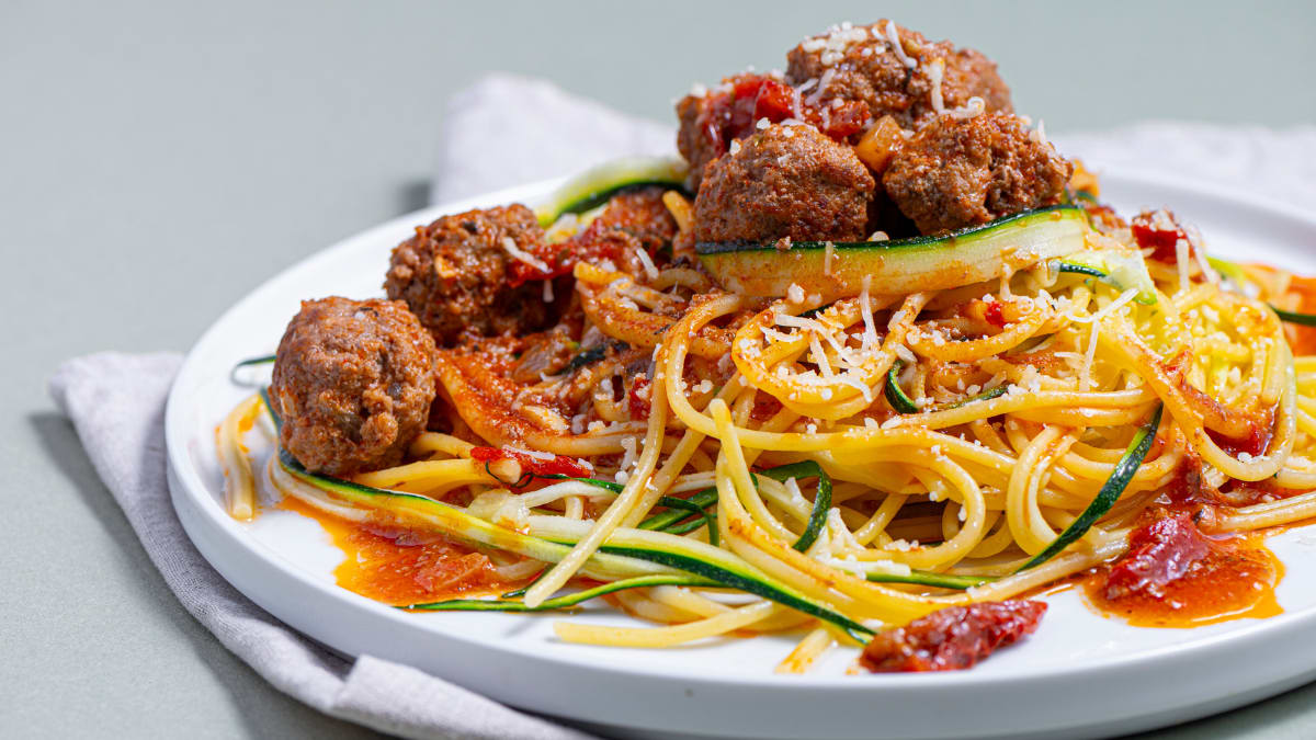 Cukīni spageti ar gaļas bumbiņām