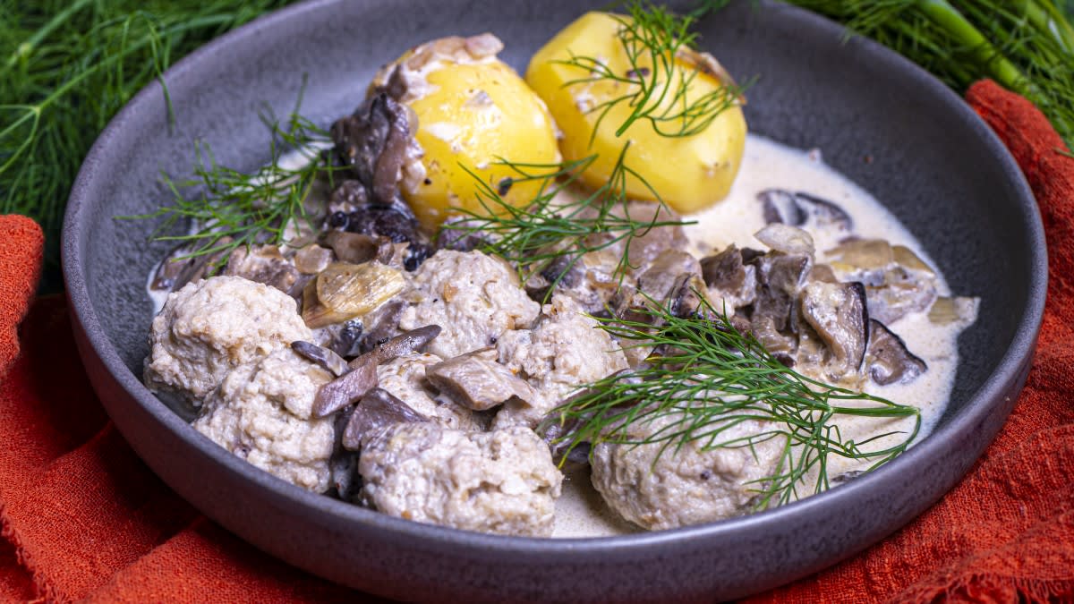 Teļa gaļas frikadeles ar sēņu mērci