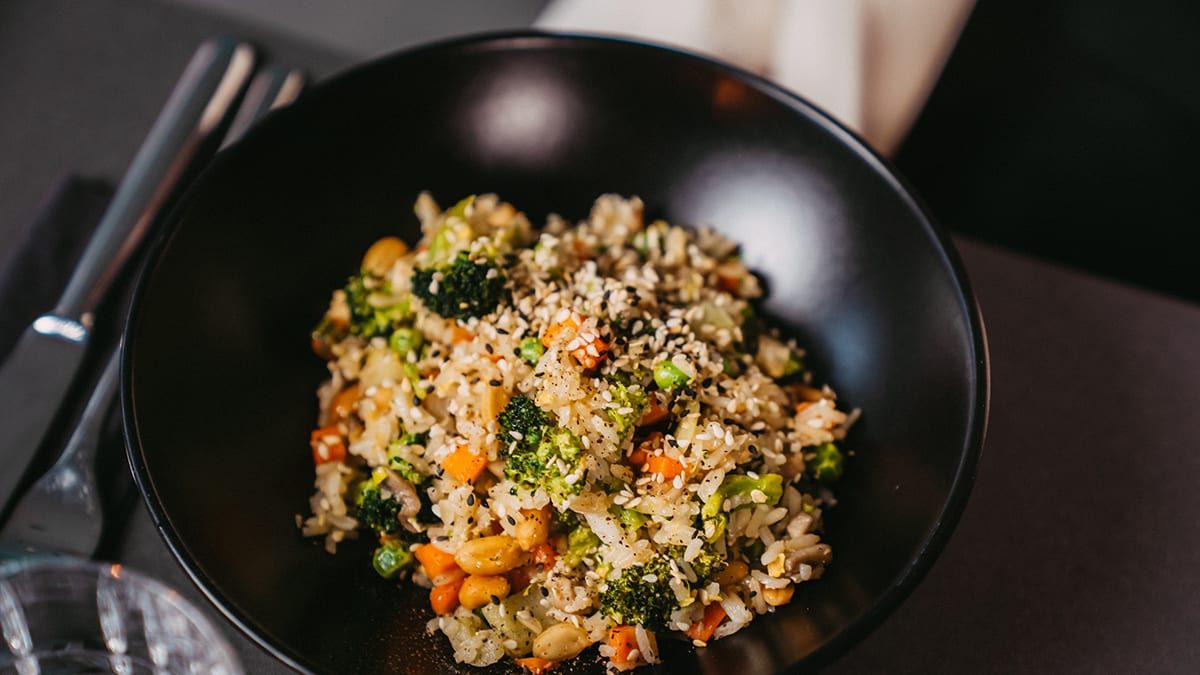 Vokpannā cepti rīsi ar dārzeņiem un olu