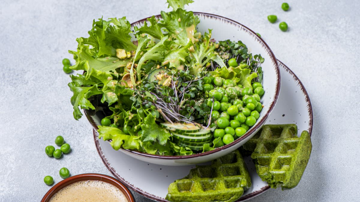 Zaļo lapu salāti ar sojas un etiķa mērci