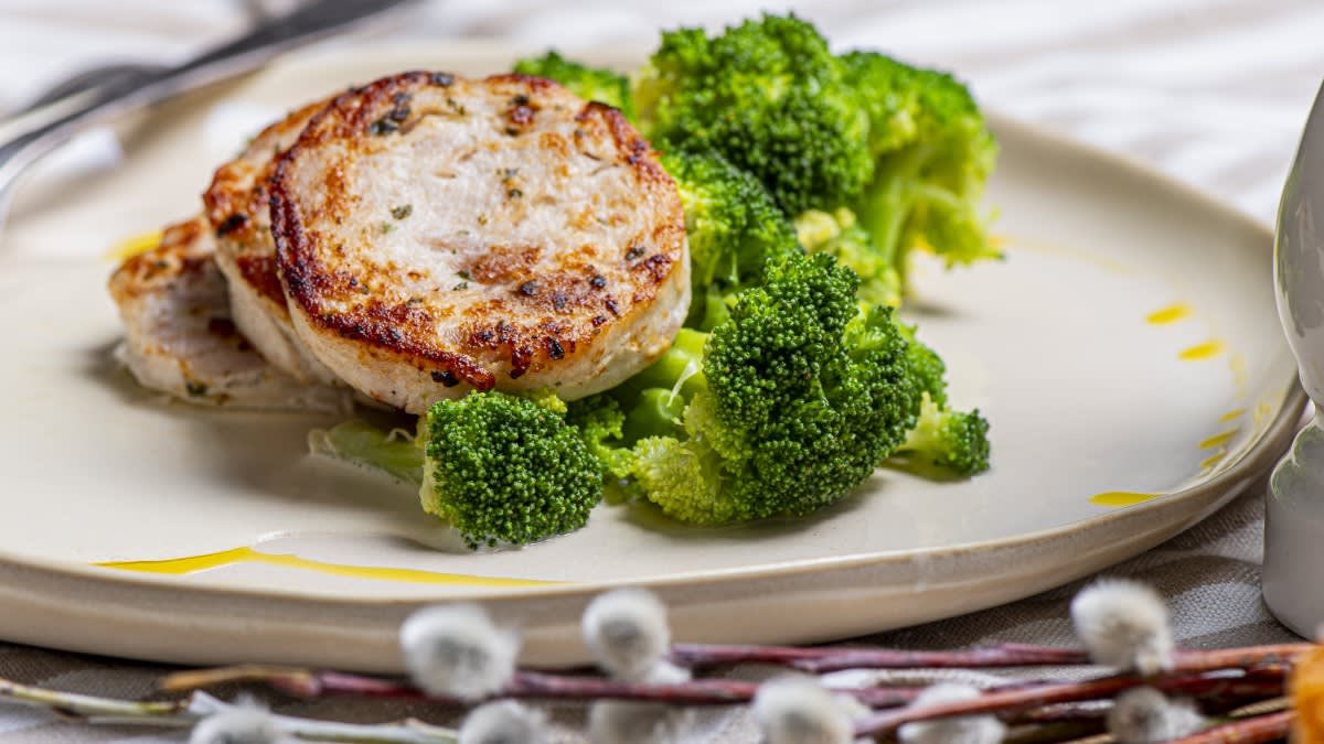 Medaljoni ar brokoļiem un siera mērci