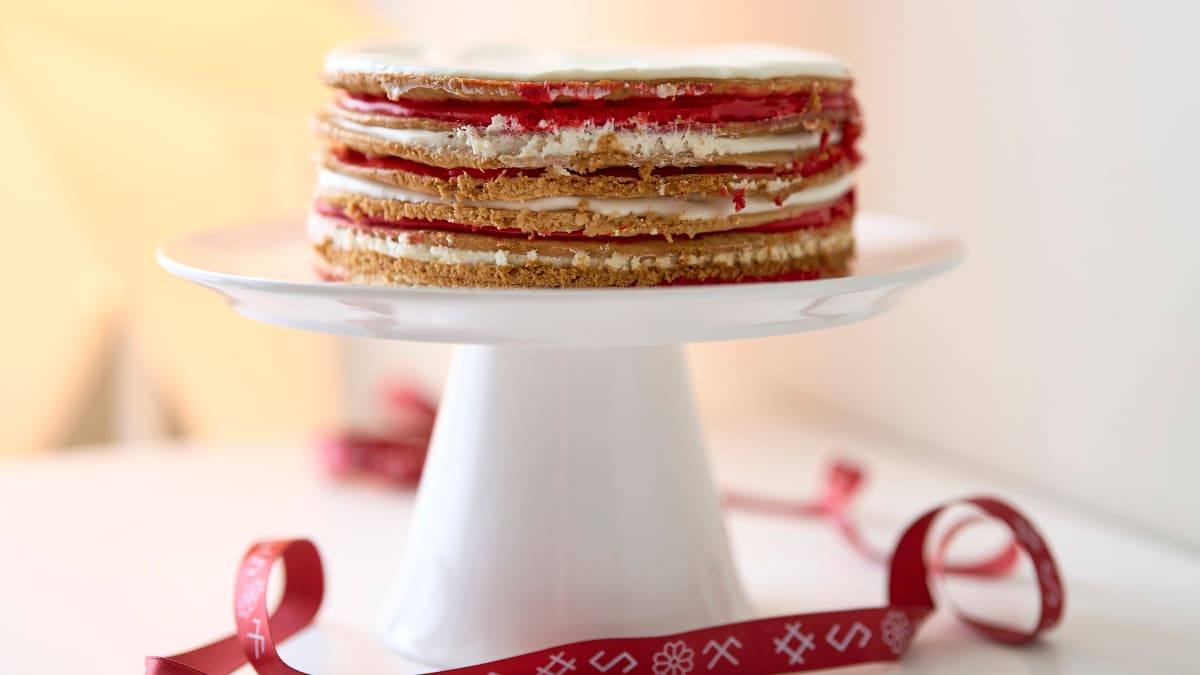 Medus torte karoga krāsās