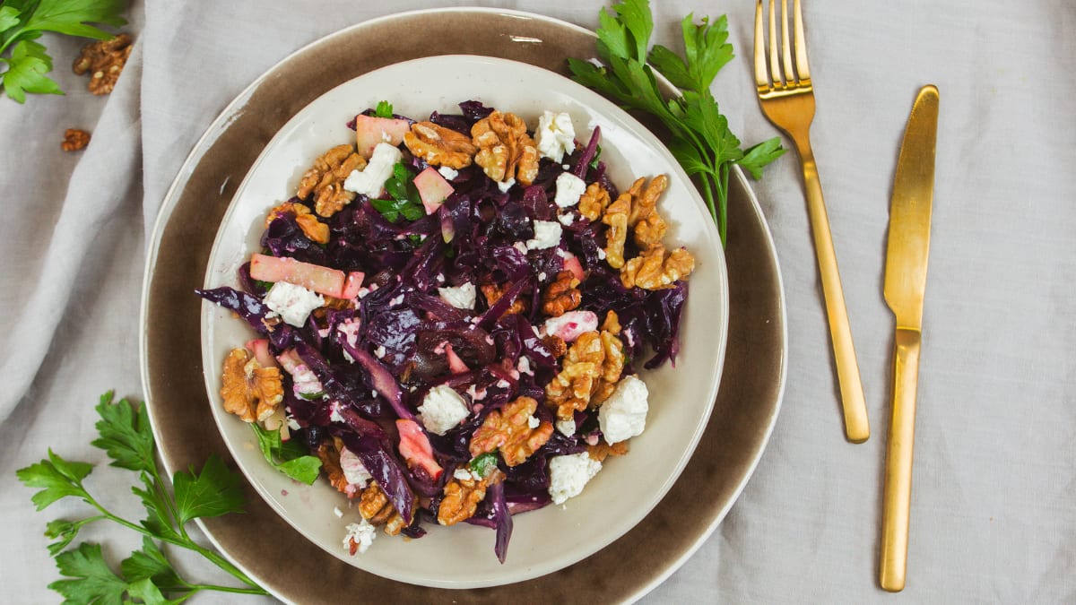 Siltie sarkano kāpostu salāti ar kazas sieru un valriekstiem