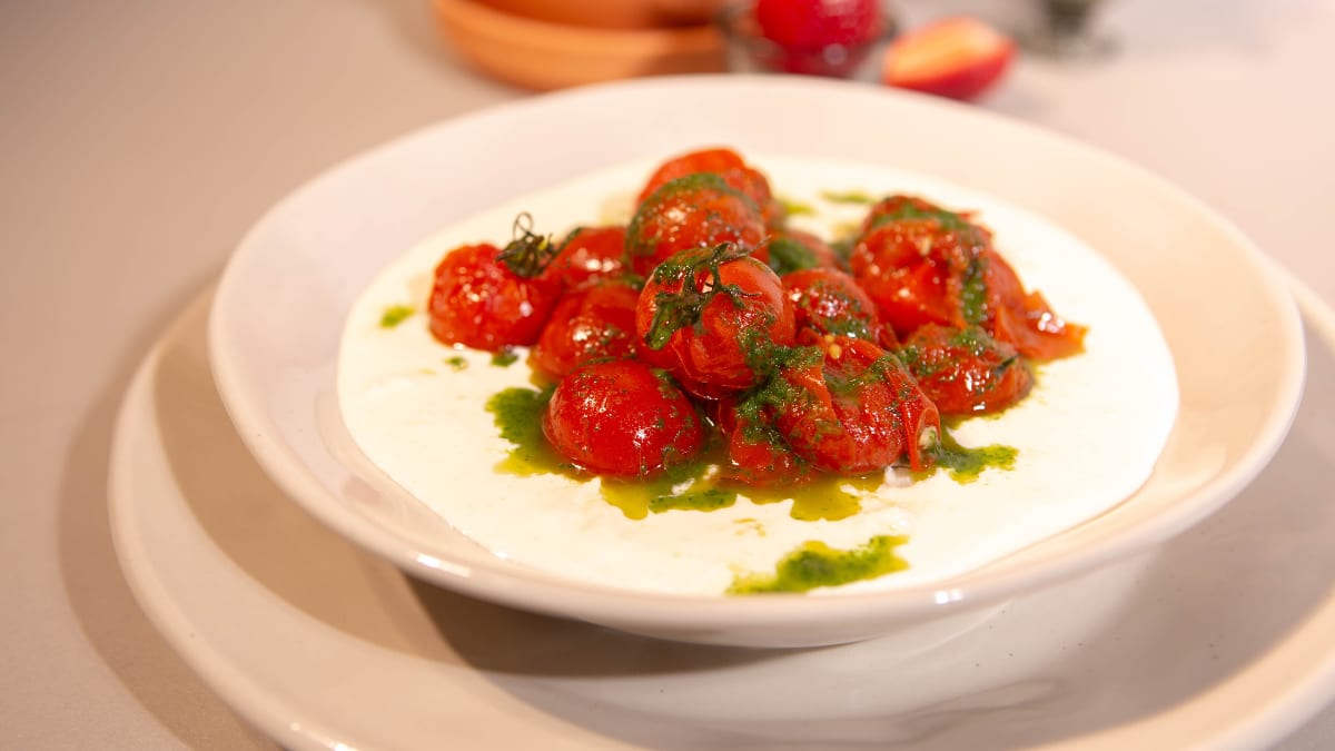 Stracciatella ar ceptiem tomātiem un rukolas pesto