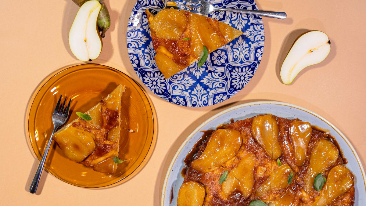 Apgrieztā bumbieru un karameļu kūka