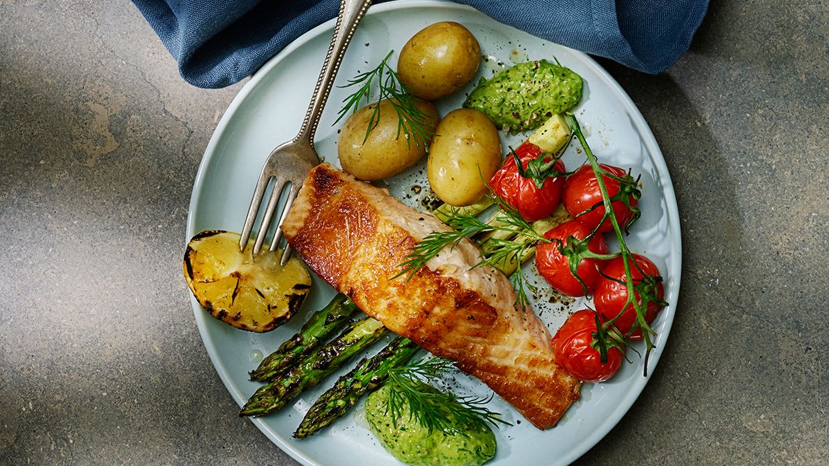 Grilēts lasis un sparģeļi ar Salsa verde mērci