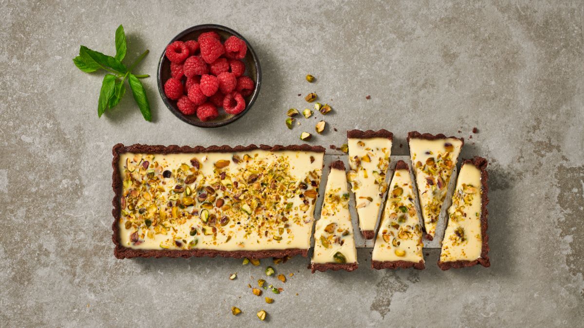 Panna cotta pīrāgs ar pistācijām, šokolādi un avenēm