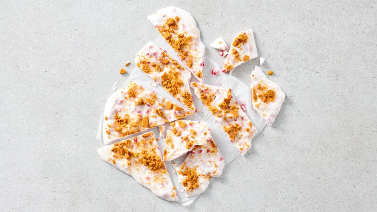 Šaldytas jogurto desertas su granatais ir imbieriniais sausainiais