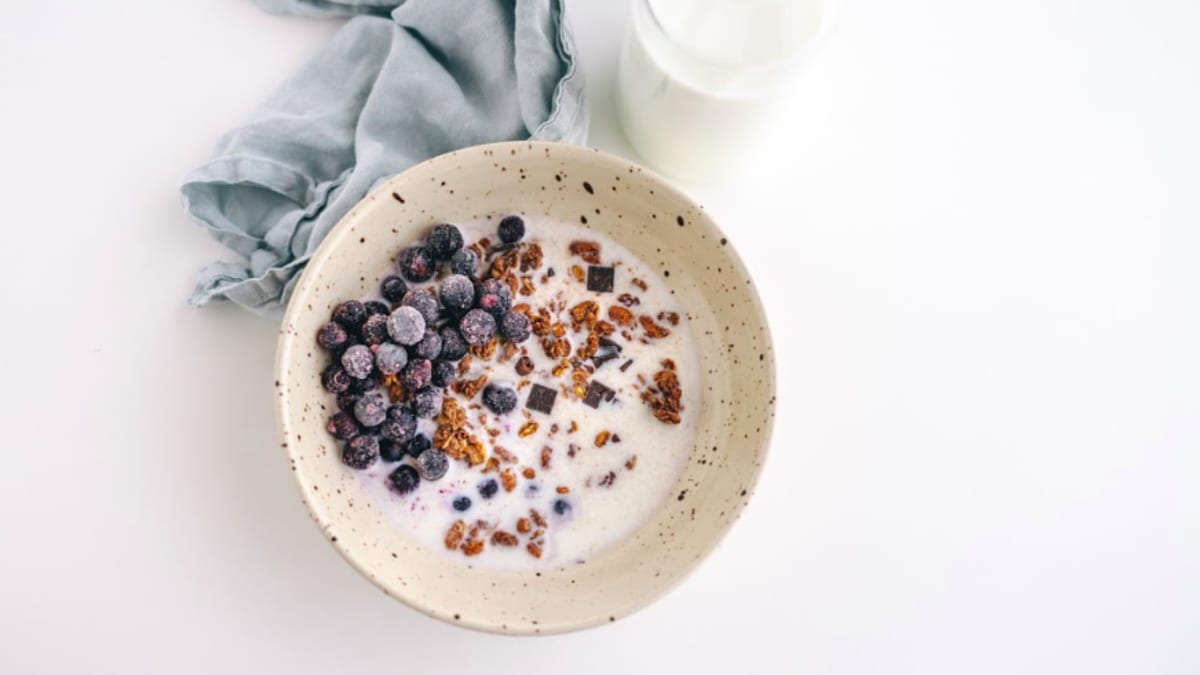 Muslis ar pienu un ogām