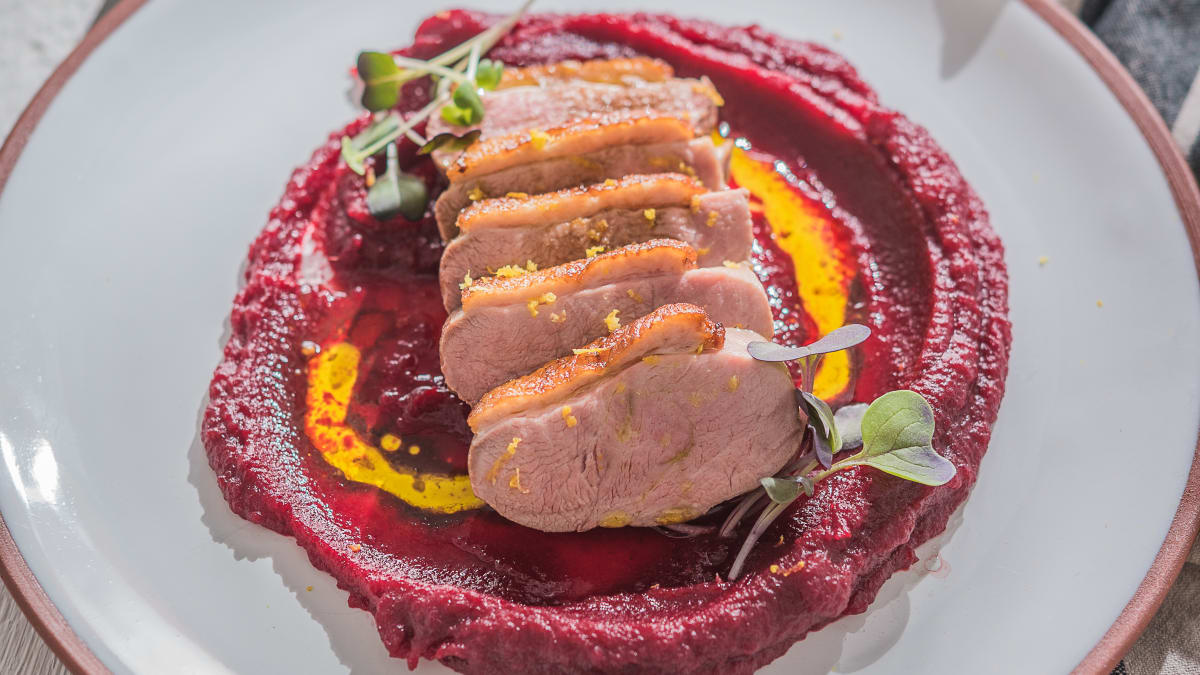 Cepta pīles fileja ar biešu un kartupeļu biezeni un balzametiķa mērci