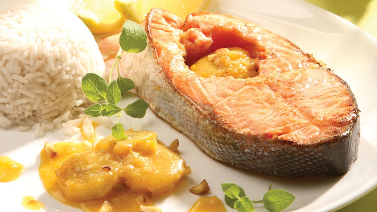 Upėtakių kepsneliai su vaisių padažu