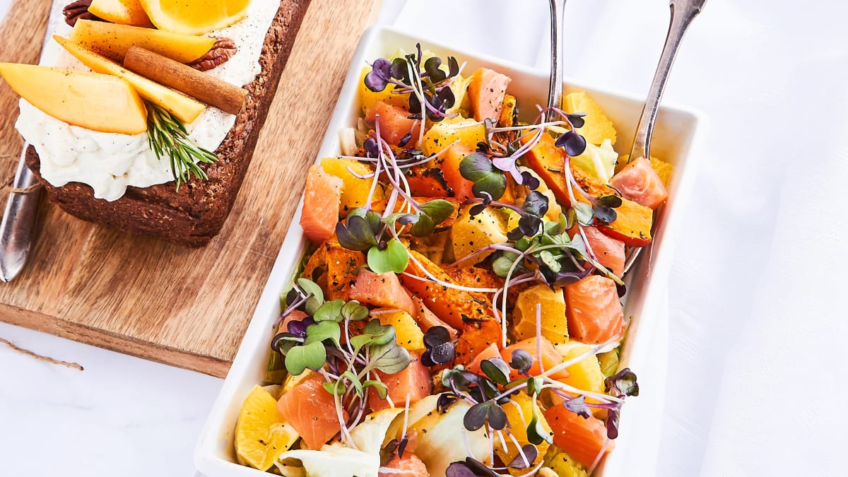 Apelsīnu un kūpināta laša salāti