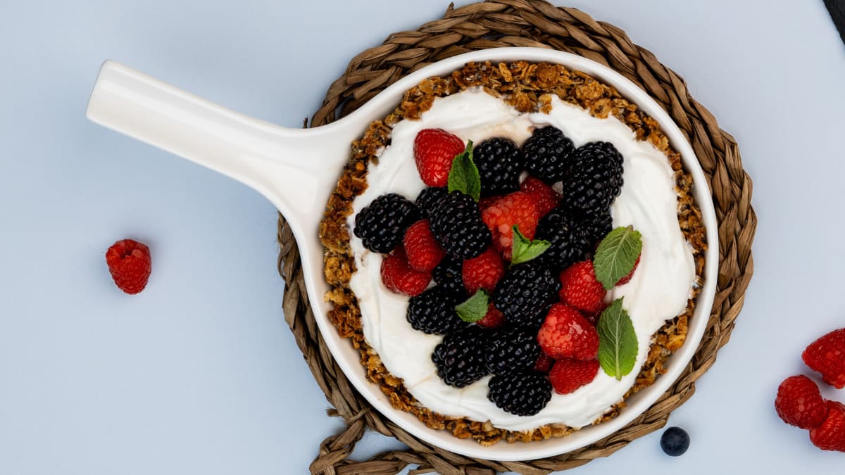 Auzu griljāža ar jogurtu un ogām