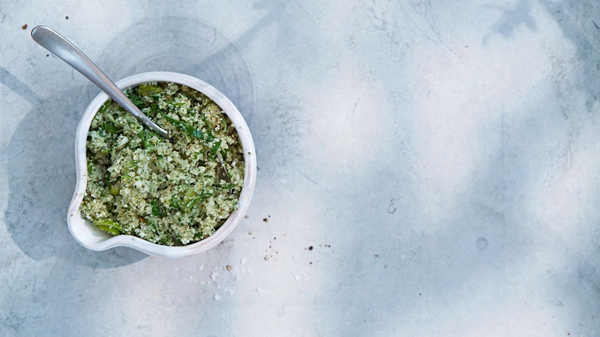 Grillitud lillkapsakuskuss maitsetaimedega