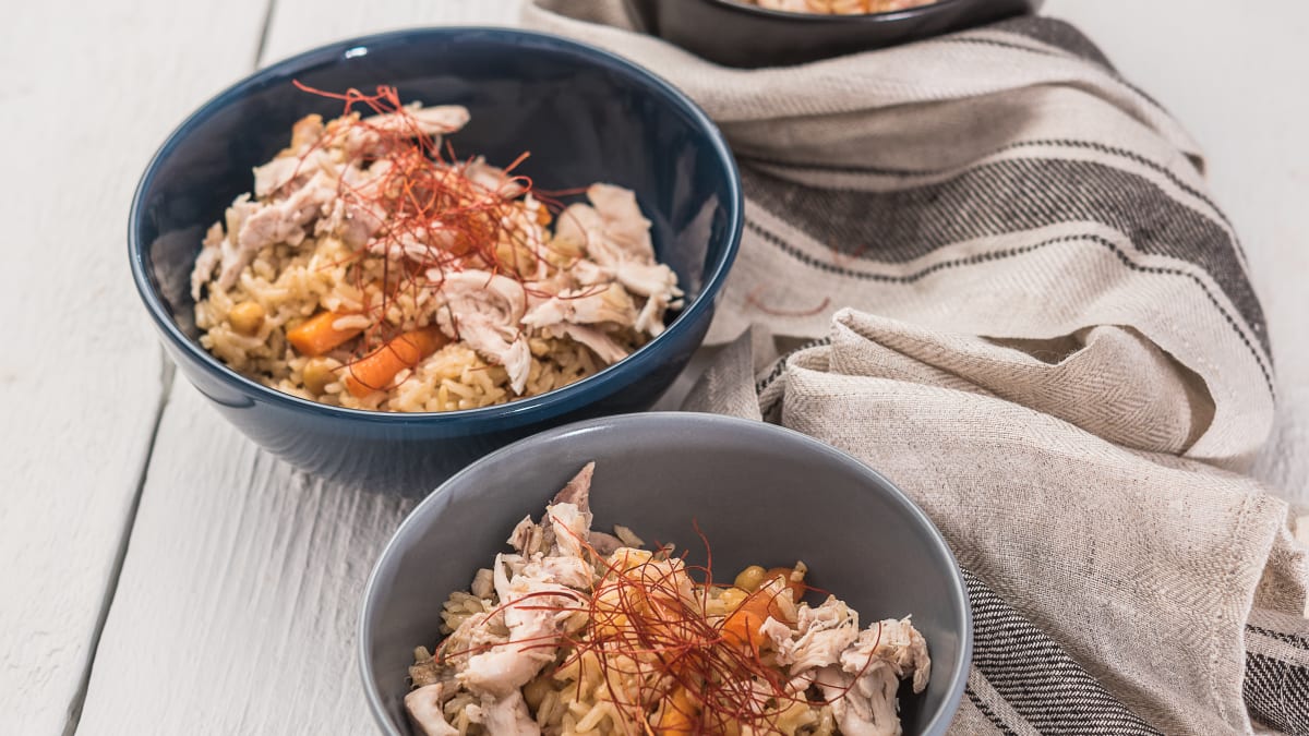 Vistas gaļas un brūno rīsu plovs gatavots cepeškrāsnī