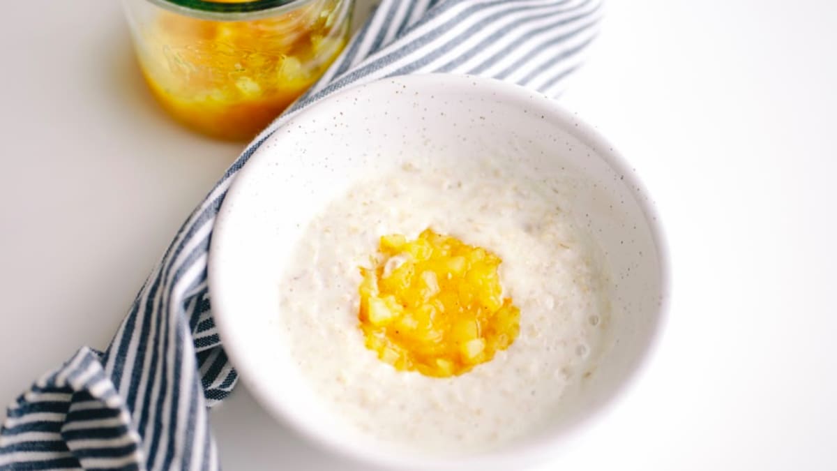 Auzu putra ar ābolu-apelsīnu mērci