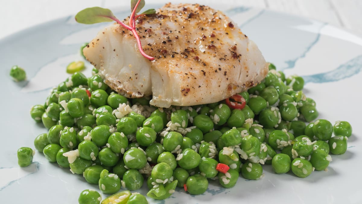 Mencas fileja ar zaļiem zirnīšiem