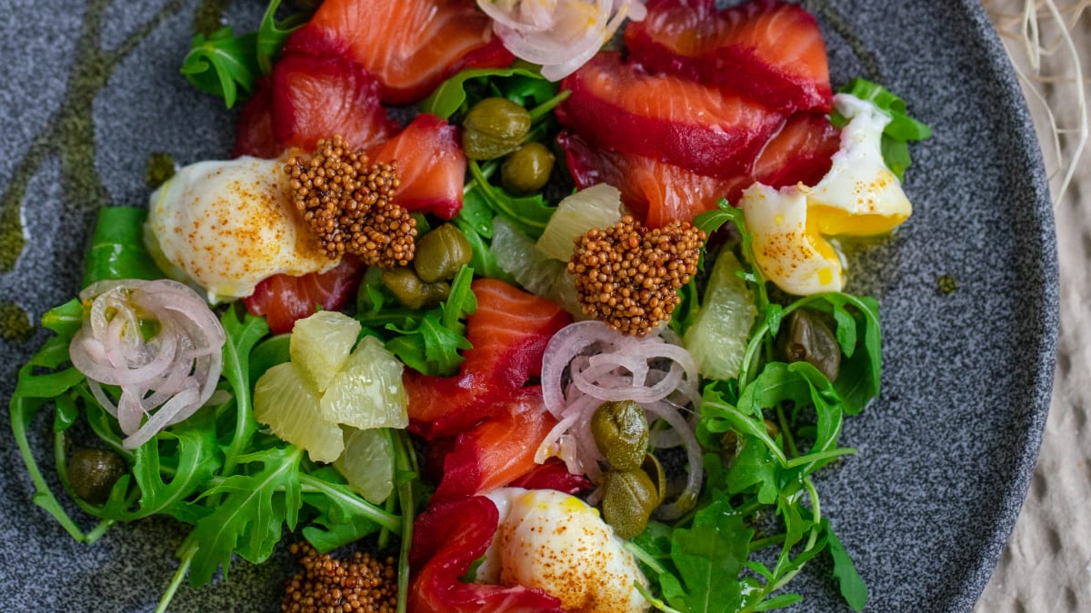 Bietēs marinēta laša salāti ar paipalu olām un kaperiem