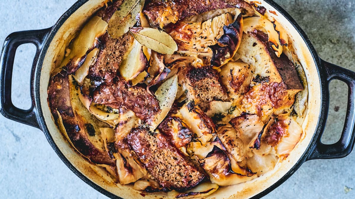 Kāpostu zupa ar rupjmaizi un sieru