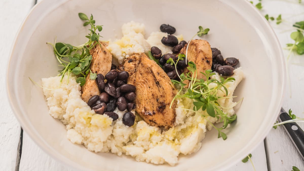 Ziedkāpostu kuskuss ar melnajām pupiņām un cāļu fileju