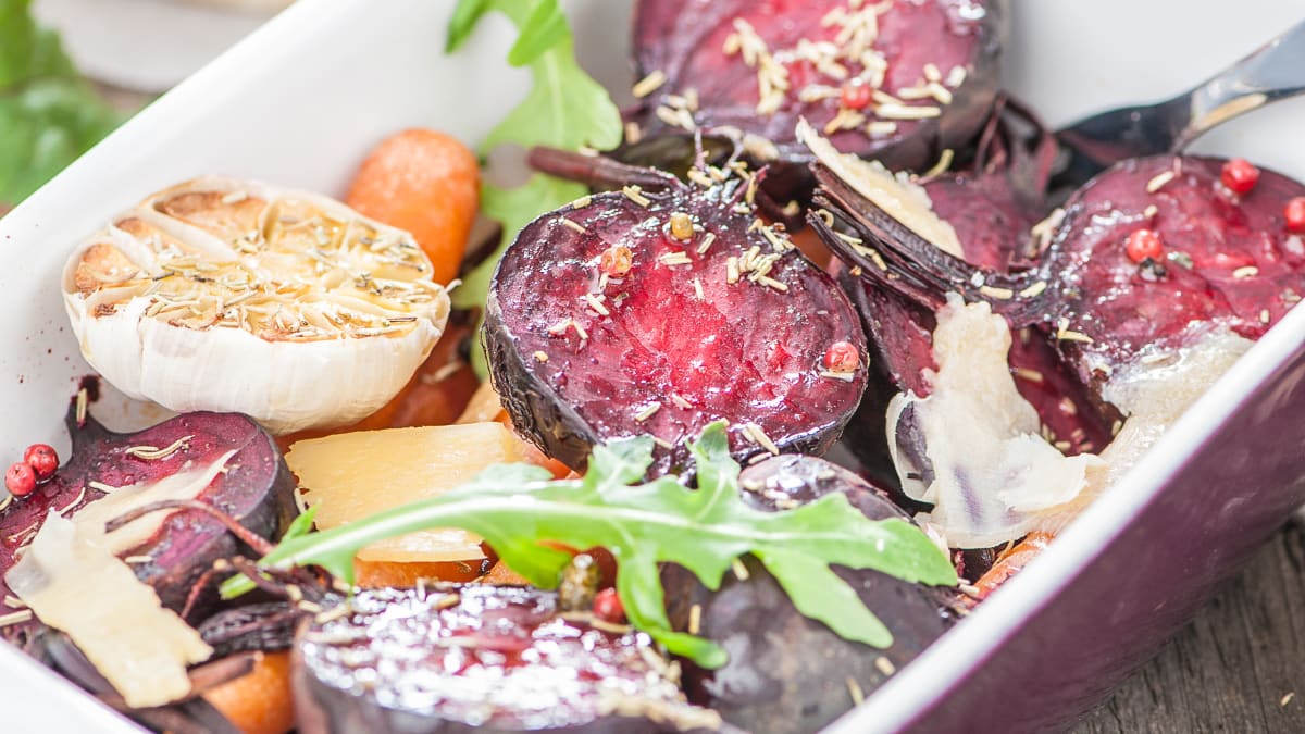 Krāsnī ceptas jaunās bietes ar rozmarīnu