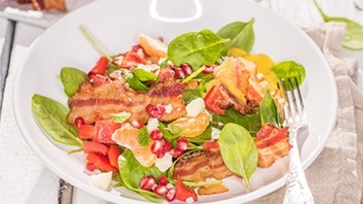 Spinātu salāti ar kraukšķīgo bekonu un mandarīniem