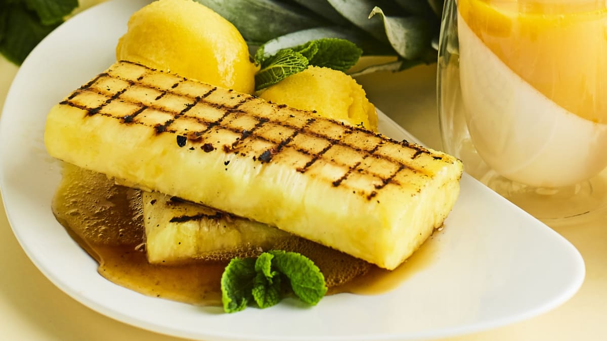 Grilēts ananass ar kļavu sīrupu