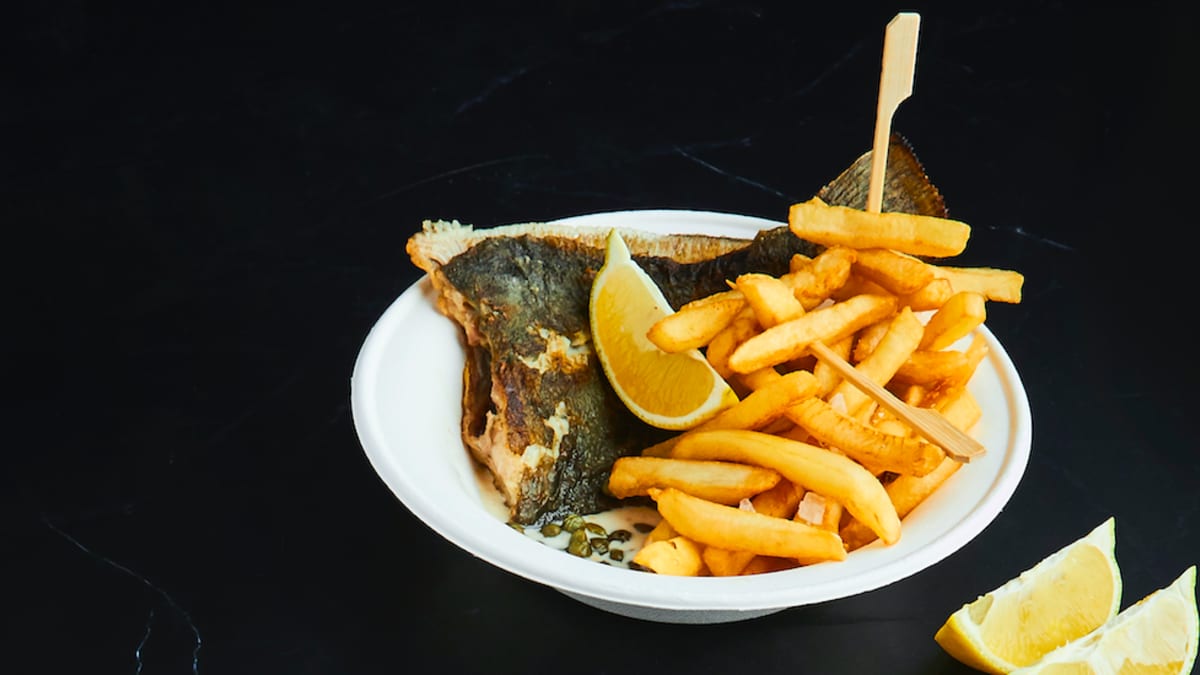 Bute ar fritētiem kartupeļiem un citronu mērci