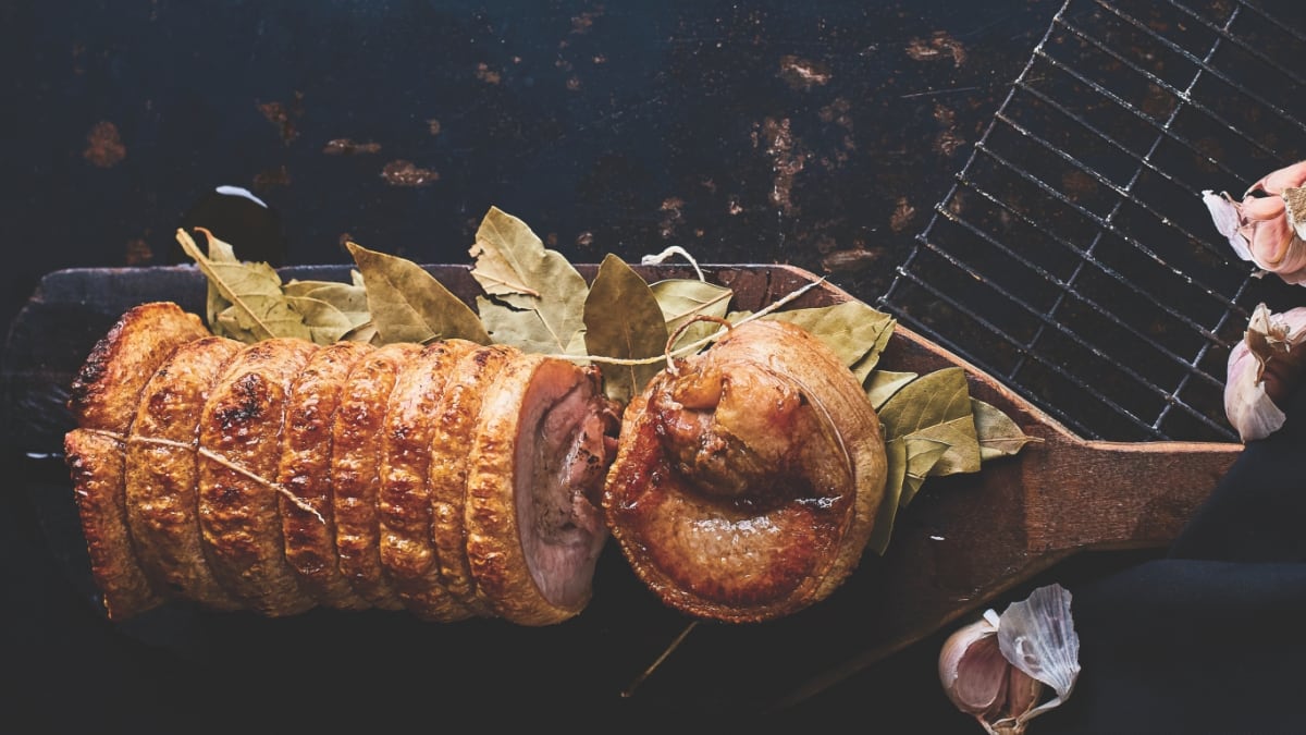 Porchetta (cūkas pavēderes cepetis)