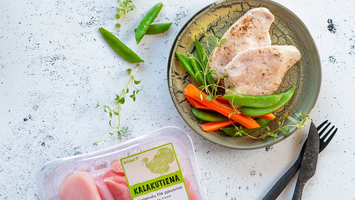 Kalakutienos kepsniai su žirneliais ir morkomis