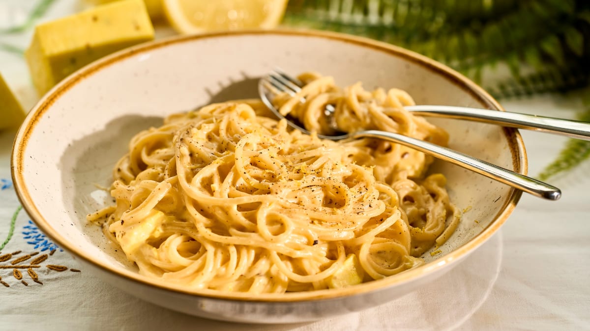 Krēmīgie ķimeņu siera spageti