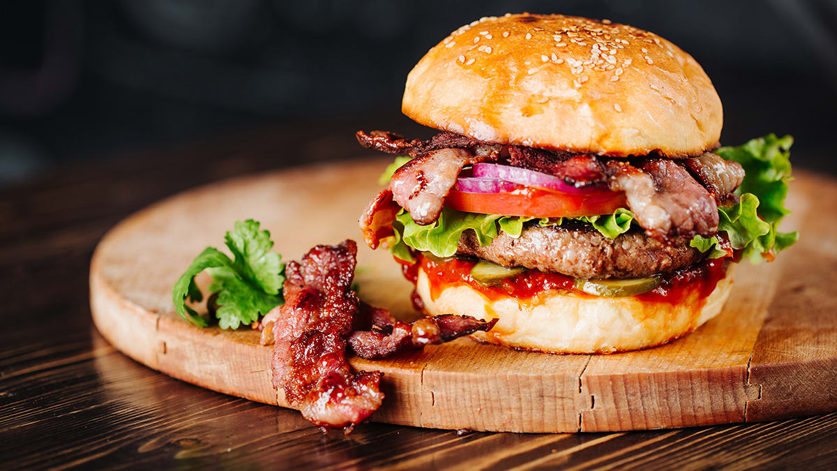 Divkāršais liellopa un bekona burgers