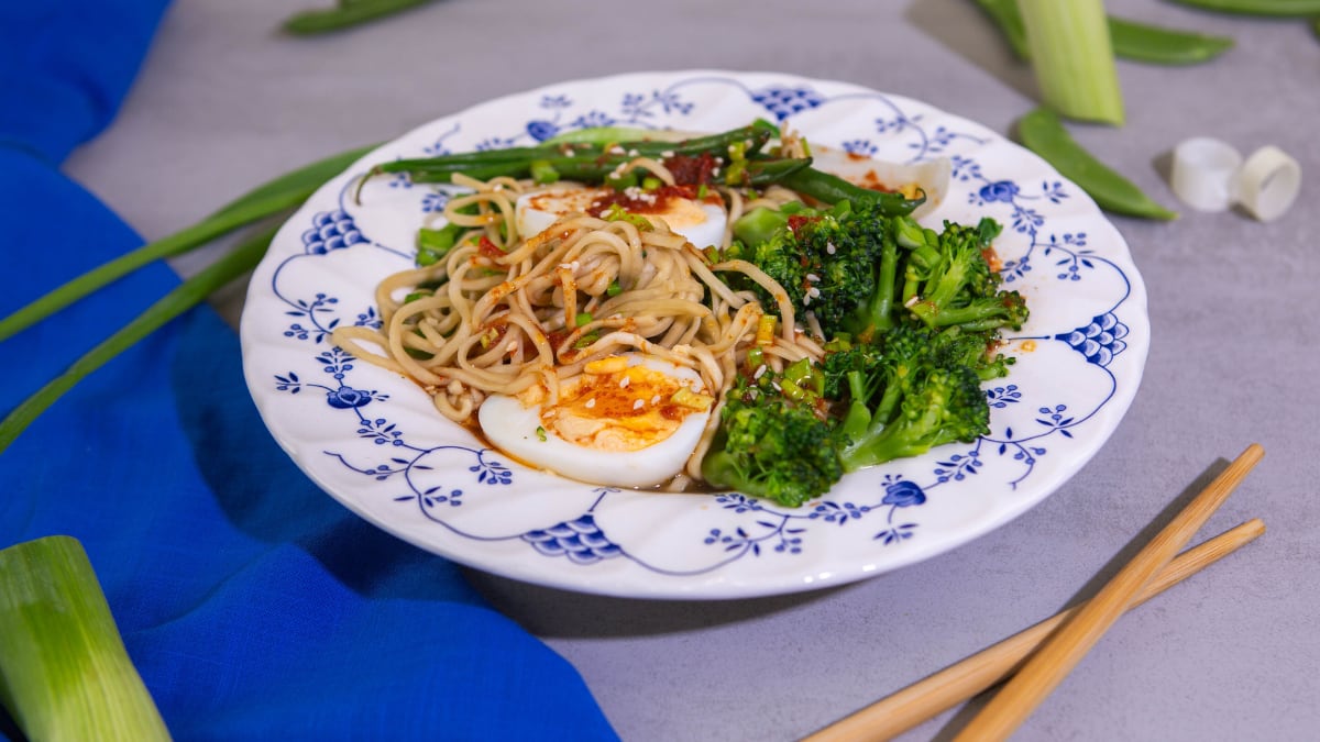 Ramen nūdeles ar čili garšaugu eļļu