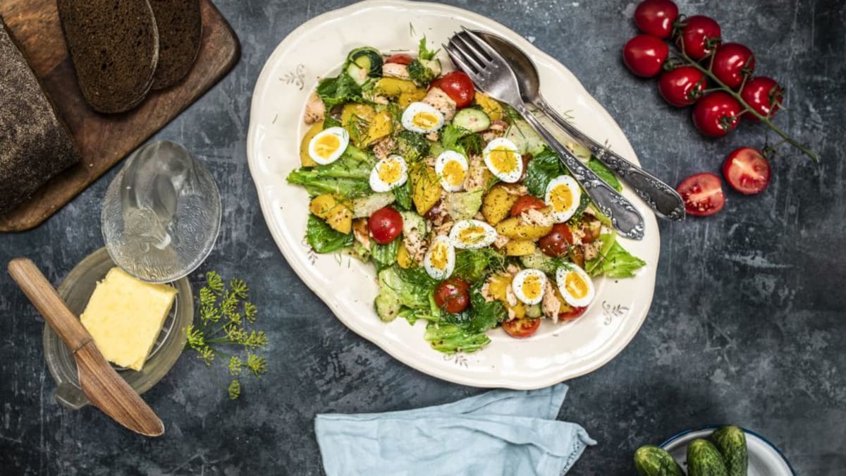 Kartulisalat suitsulõhe ja vutimunadega