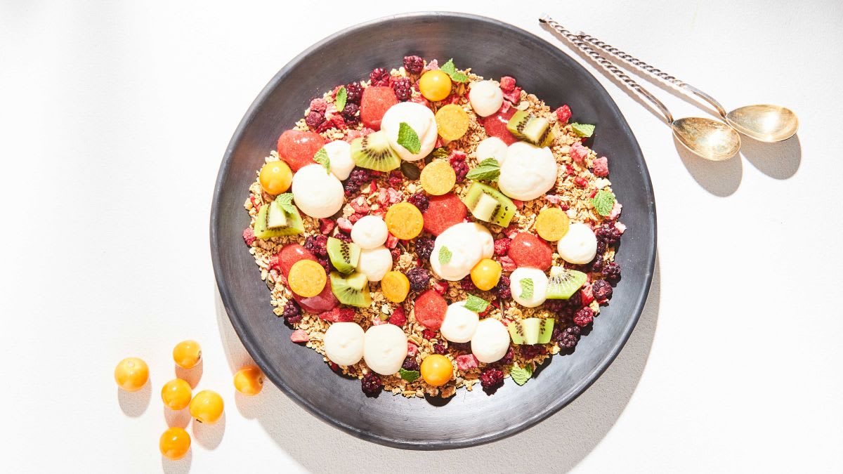 Baltojo šokolado putėsiai su dribsniais ir uogiene