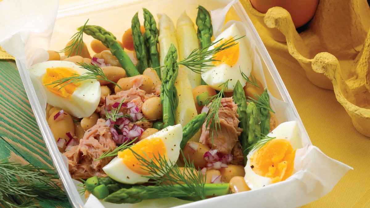 Kiaušinių, smidrų ir tuno salotos su pupelėmis (pietų dėžutėje)