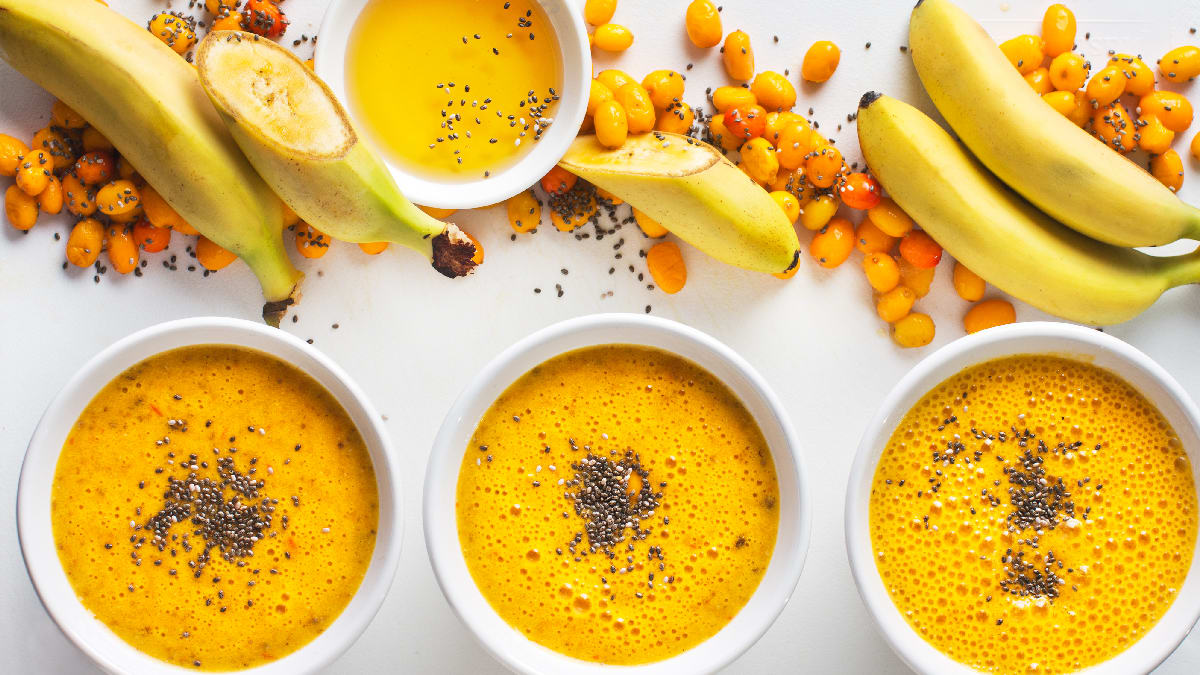 Kollane astelpaju-chia seemne smuuti