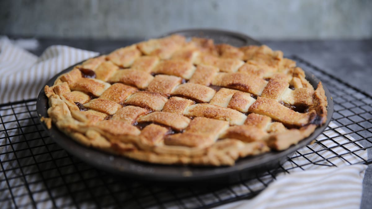 Ābolu pīrāgs ar pīnēm