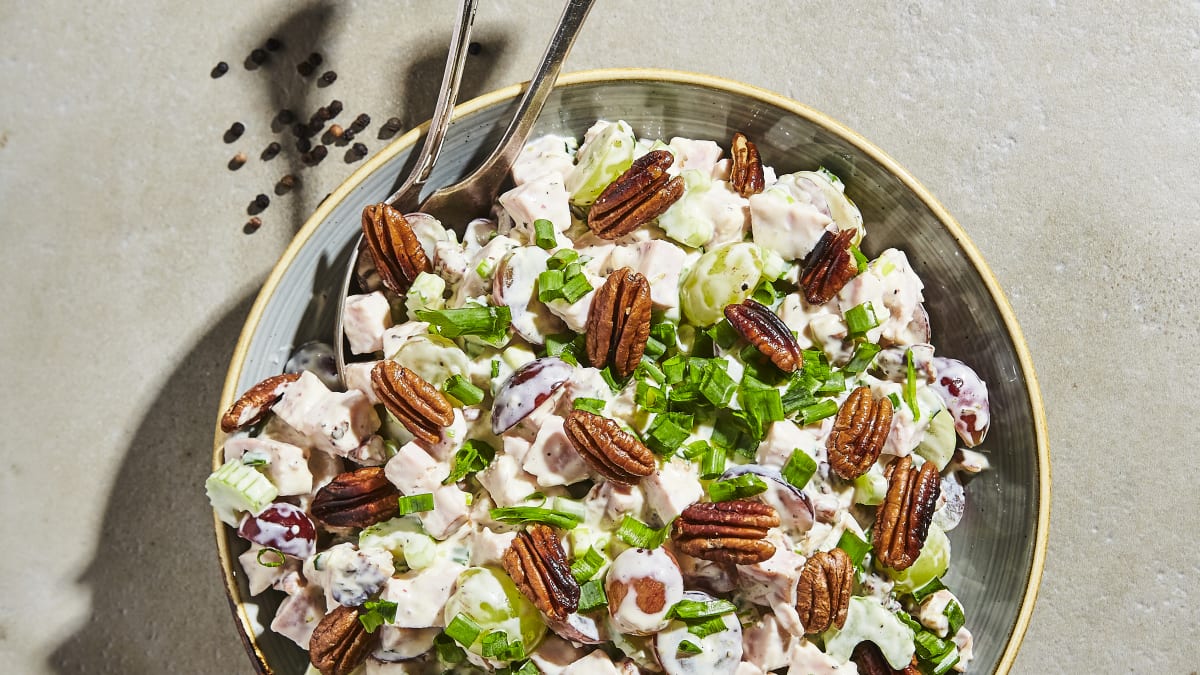 Kūpinātas vistas salāti svētkiem