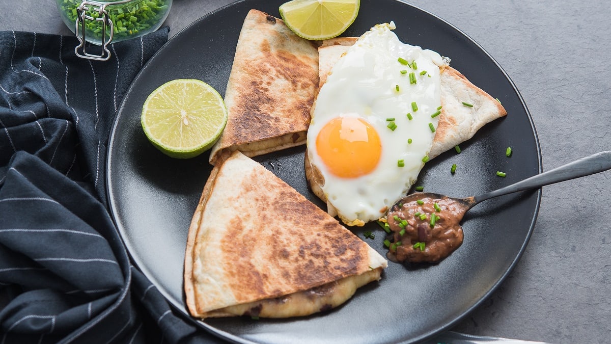 Quesadillad mustade ubade ja juustuga