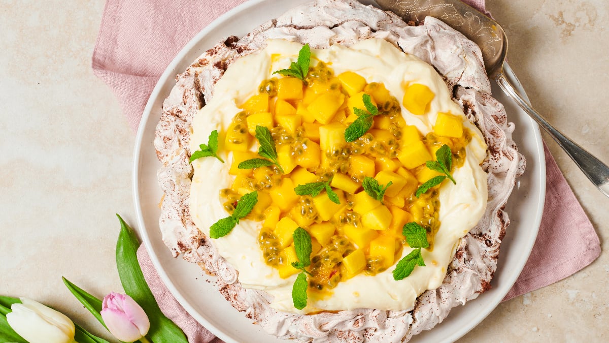 Šokolaadipavlova sidrunikreemi ja mangoga