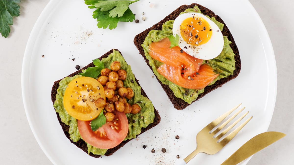 Juodos duonos sumuštiniai su lašiša, kiaušiniu ir avinžirniais