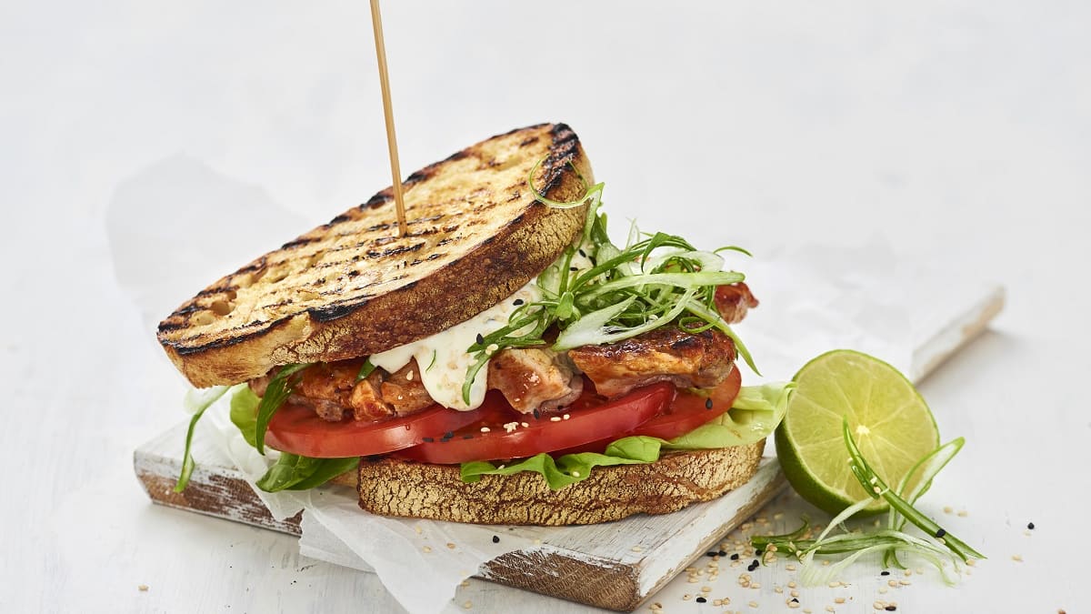 Mitmekihiline röstvõileib Sriracha kastme ja laimimajoneesiga