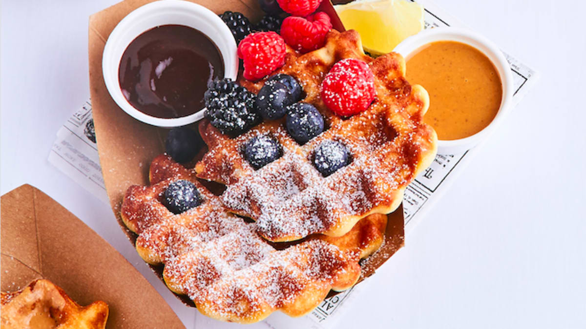 Mandeļu miltu vafeles ar dateļu mērci