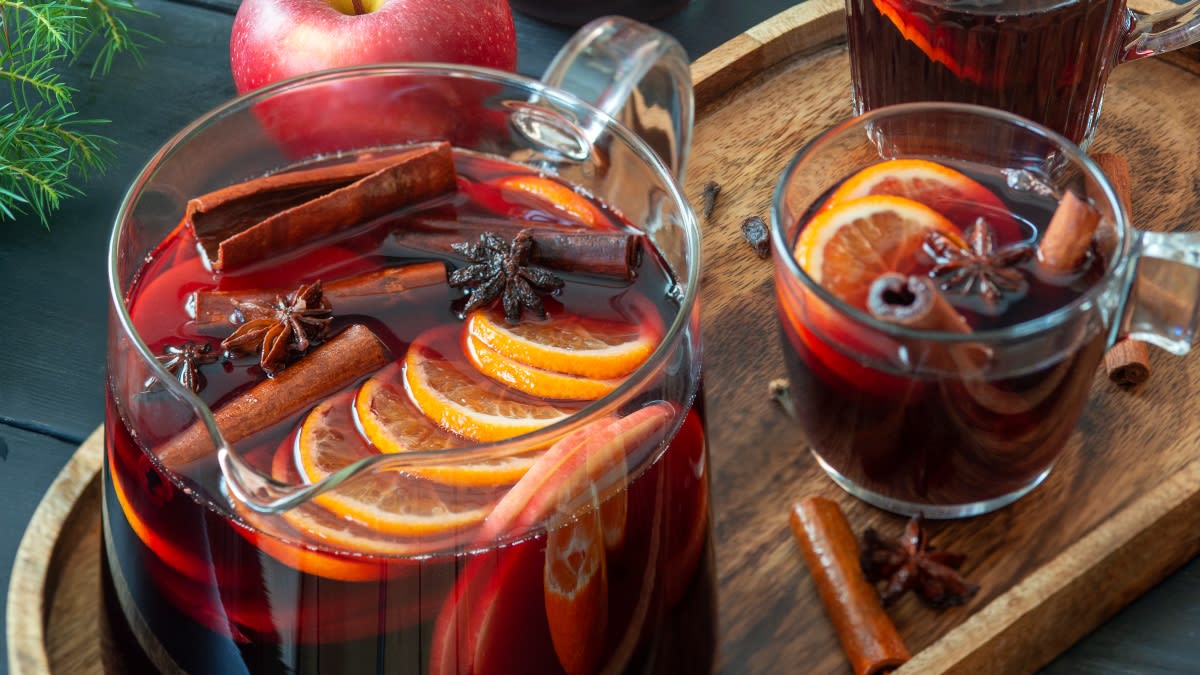 Karšto vyno gėrimas su mandarinais ir obuoliais